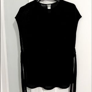 Cute Vest with both side open allow you to tide up.